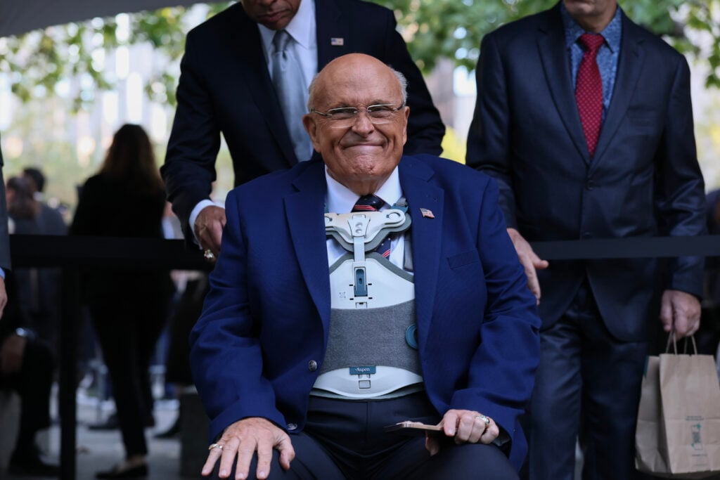 Rudy Giuliani asiste a la ceremonia anual de conmemoración del 11 de septiembre en el Museo y Memorial Nacional del 11 de septiembre el 11 de septiembre de 2025 en Nueva York.  
