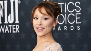 Ariana Grande Laughs Off NSFW Wardrobe Malfunction with ‘Showgirls’ Throwback …