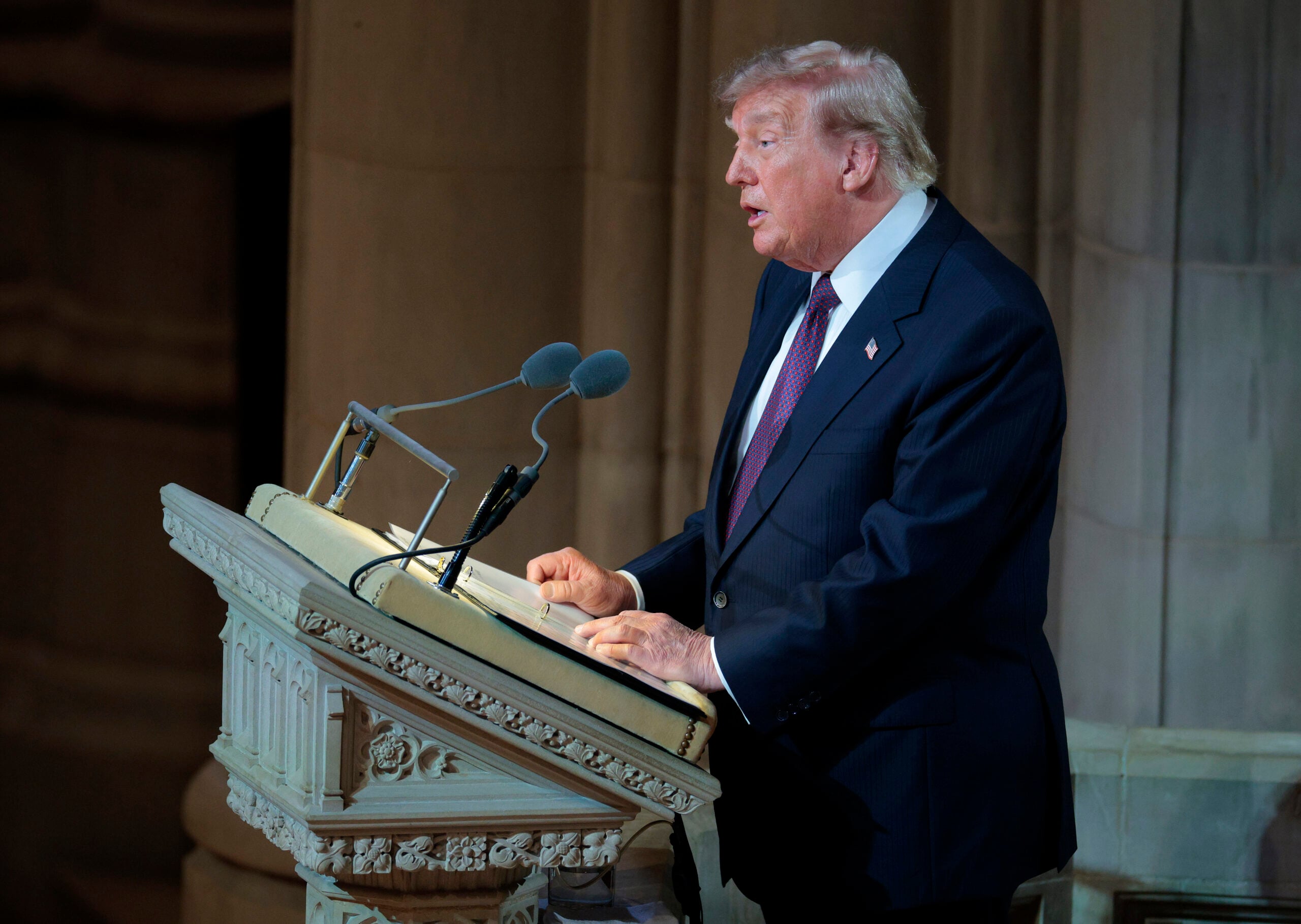 Donald Trump cannot stay on topic at Lindsey Graham's funeral.