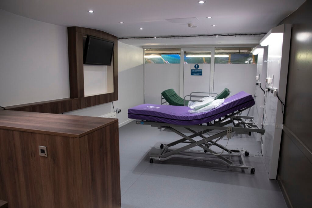 Camas de hospital vistas en un palco privado en el nuevo Dragon's Heart Hospital el 20 de abril de 2020 en Cardiff, Gales. 