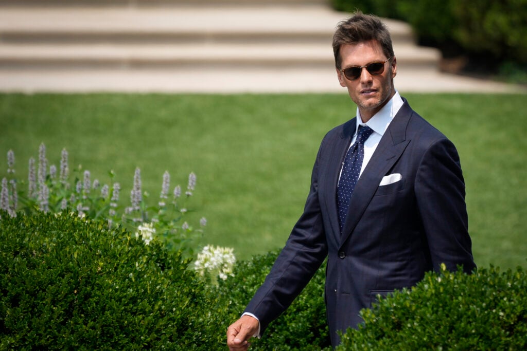 El mariscal de campo Tom Brady llega a una ceremonia con el presidente estadounidense Joe Biden mientras recibe a los Tampa Bay Buccaneers, campeones del Super Bowl de la NFL de 2021, en el jardín sur de la Casa Blanca el 20 de julio de 2021 en Washington, DC.