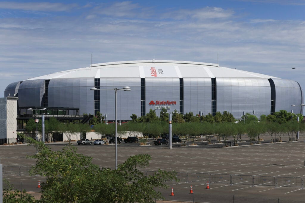 Un escuadrón de helicópteros marinos 1 (HMX-1) (extremo derecho) se prepara para sobrevolar el estadio State Farm, hogar de los Arizona Cardinals.