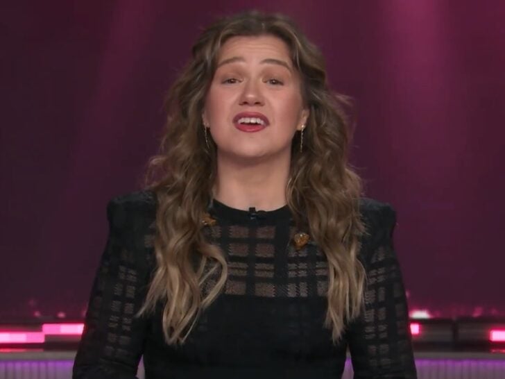 Kelly Clarkson Ends Show With Tearful Farewell After 7 Years