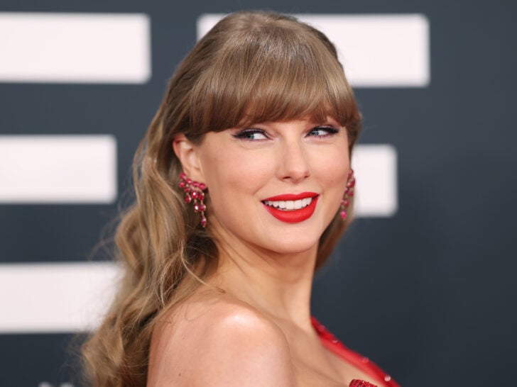 Taylor Swift Points at Wedding Ring, Screams ‘That’s My Husband!’ as …