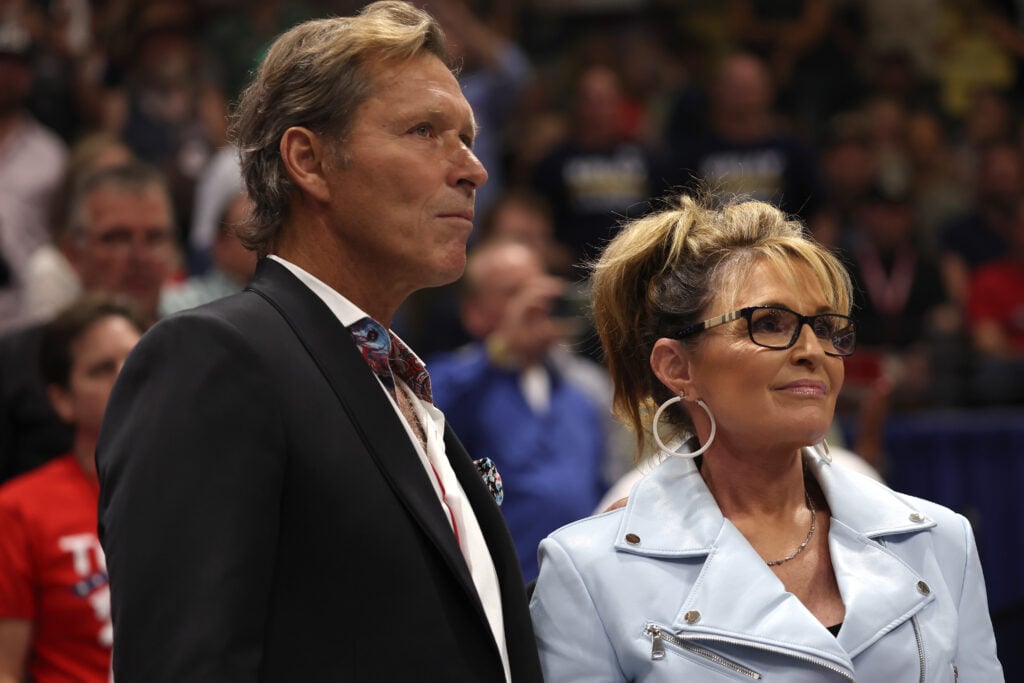 Republican U.S. House candidate former Alaska Gov. Sarah Palin (R) stands with her boyfriend former-NHL star Ron Duguay during a 